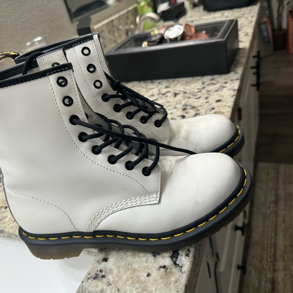 Doc Martens size 8 white boot - Picture 4 of 5